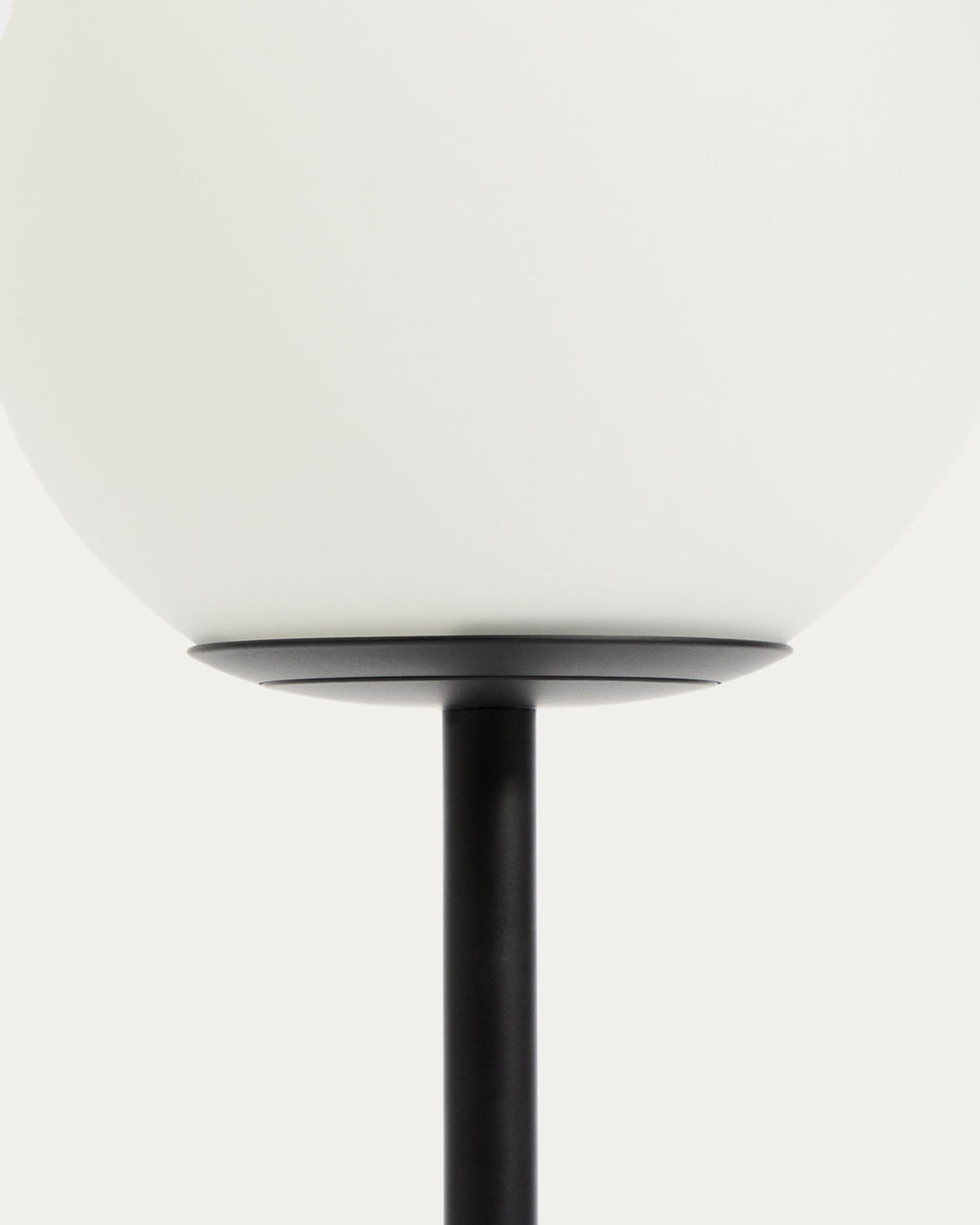 Tischlampe Brisia aus Metall mit schwarzem Finish und einer Glaskugel Ø15 cm