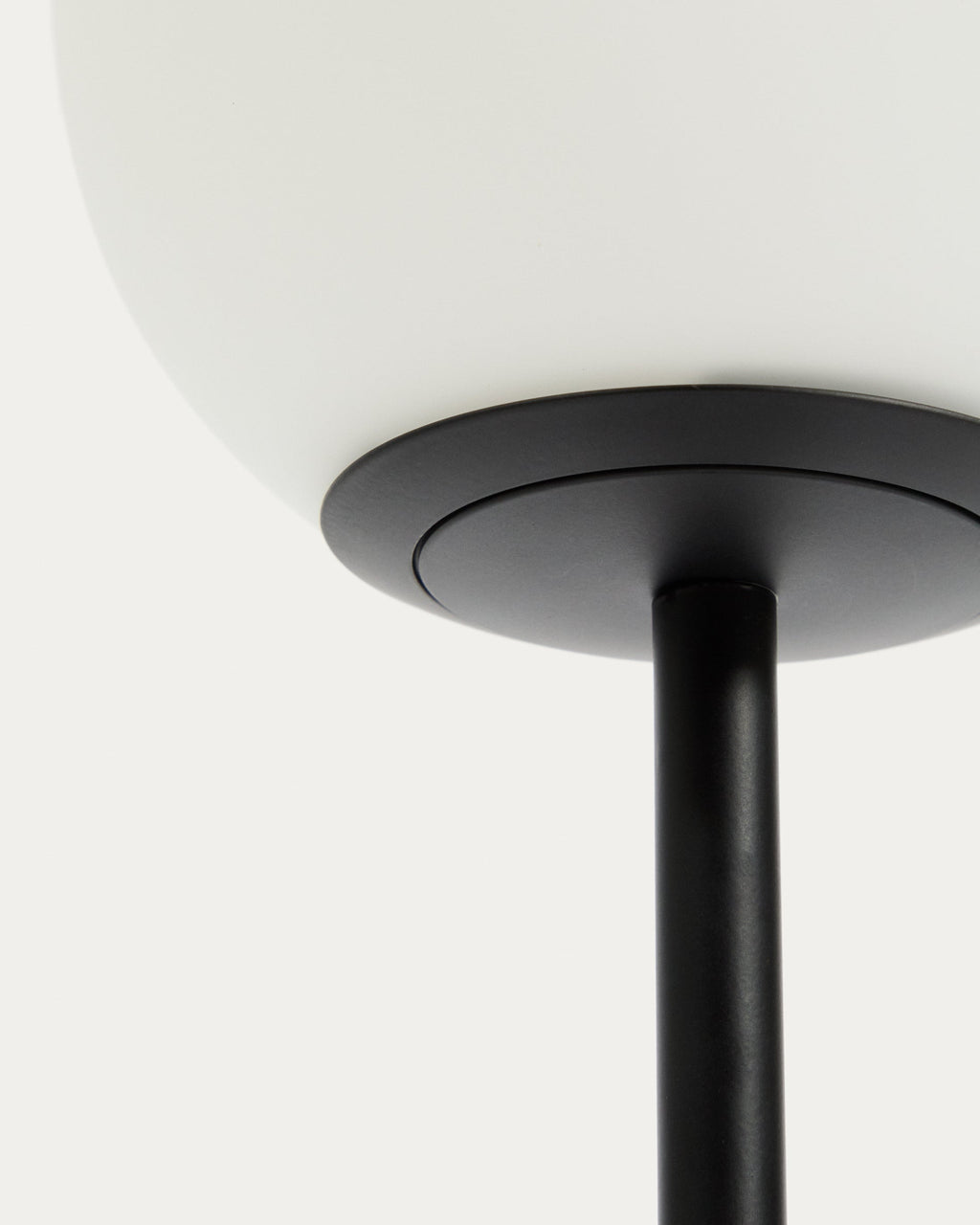Tischlampe Brisia aus Metall mit schwarzem Finish und einer Glaskugel Ø15 cm