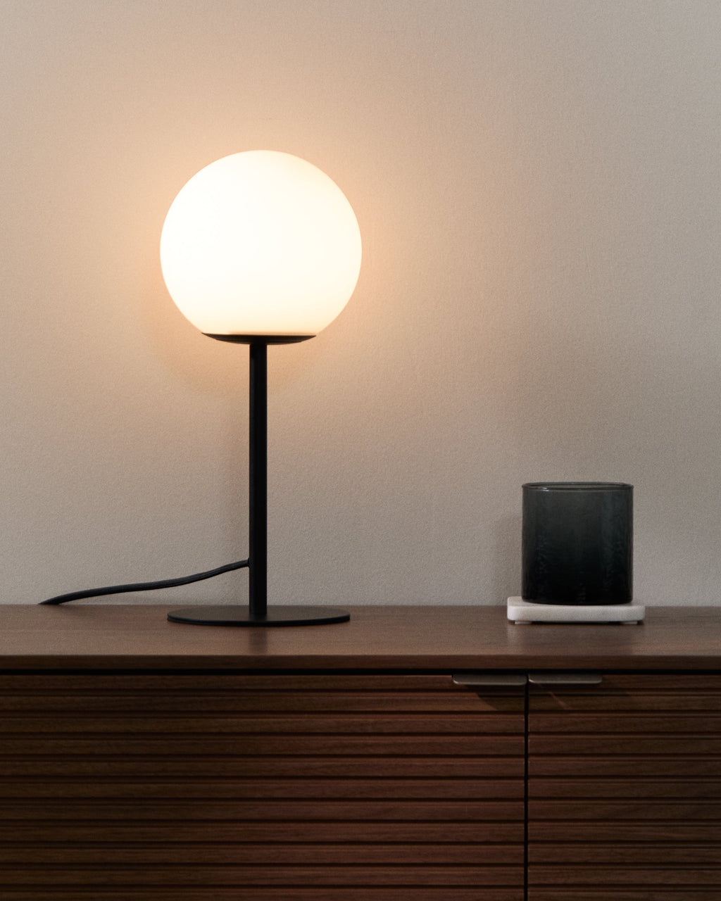 Tischlampe Brisia aus Metall mit schwarzem Finish und einer Glaskugel Ø15 cm