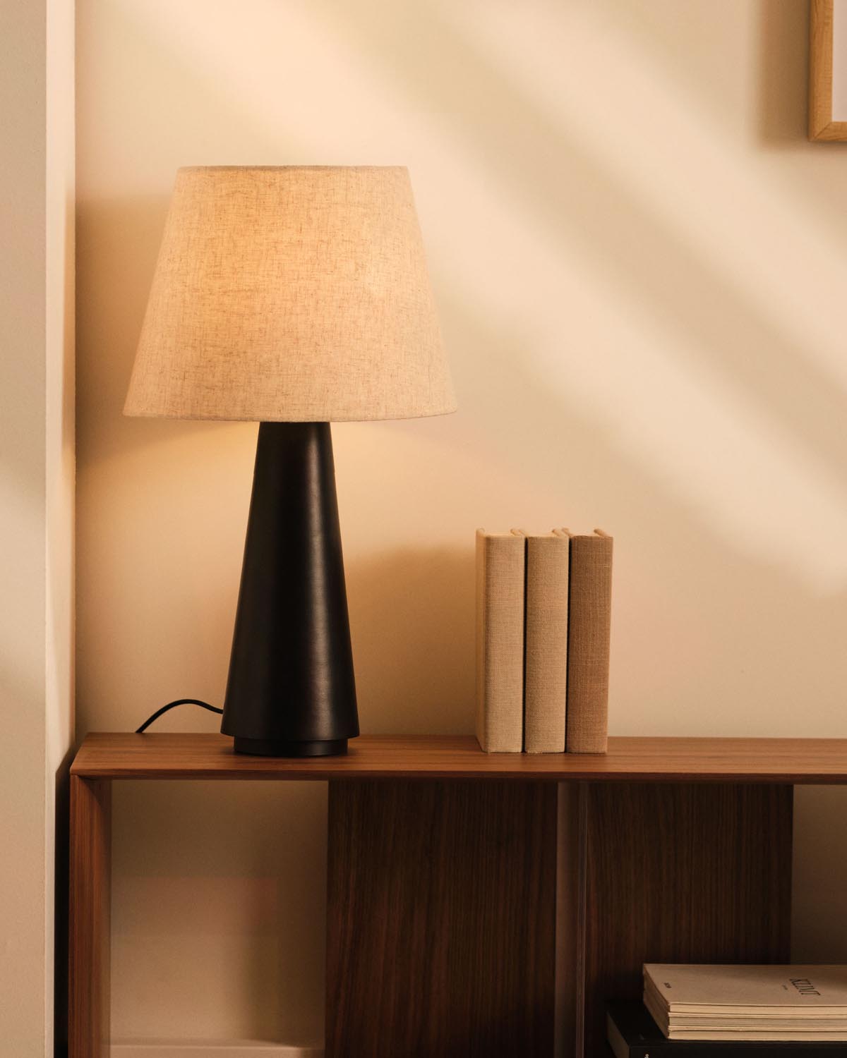 Torrent Tischlampe aus Metall in Schwarz und Lampenschirm aus Leinen